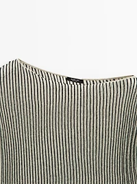 Loose-fitting pleated top with flecked detail