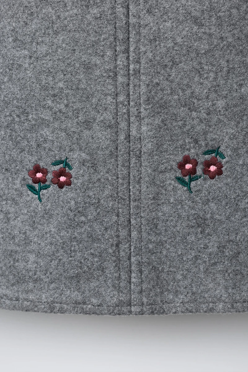 ROBE-SALOPETTE STRUCTURÉE À FLEURS BRODÉES