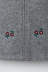 ROBE-SALOPETTE STRUCTURÉE À FLEURS BRODÉES