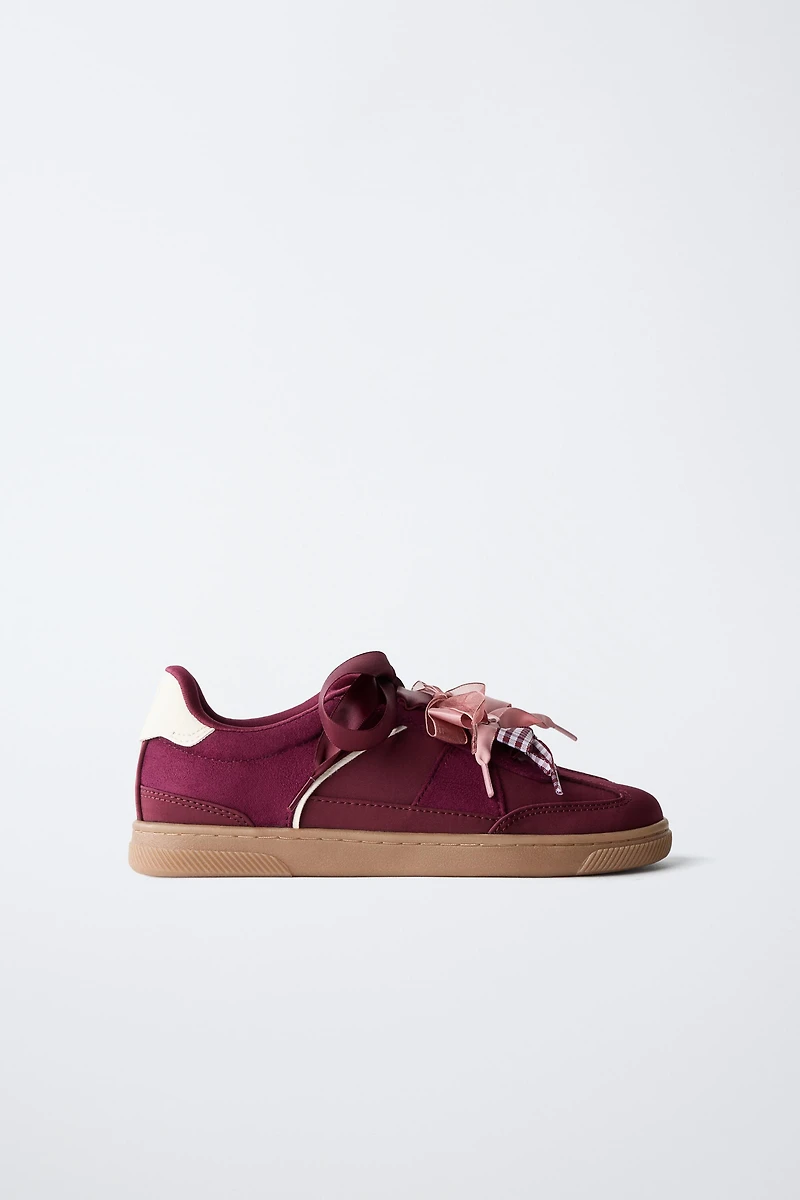 TENNIS OU BASKET DÉTAIL LACETS