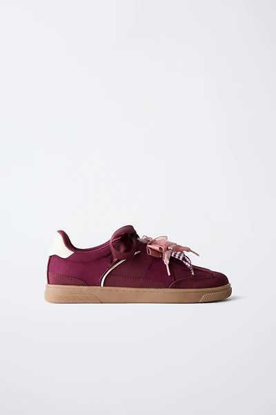 TENNIS OU BASKET DÉTAIL LACETS