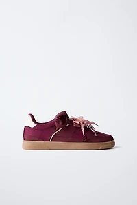 TENNIS OU BASKET DÉTAIL LACETS