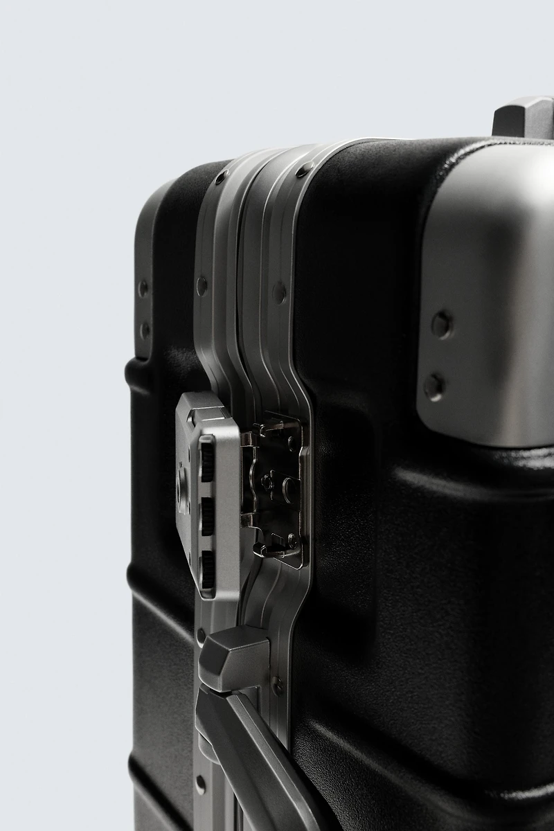 TRAVEL SUITCASE