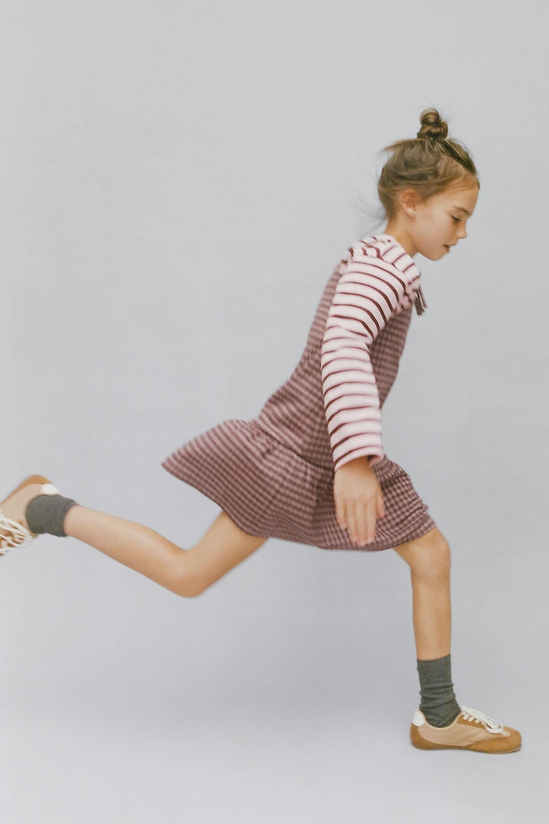 ROBE-SALOPETTE À CARREAUX ET NŒUDS