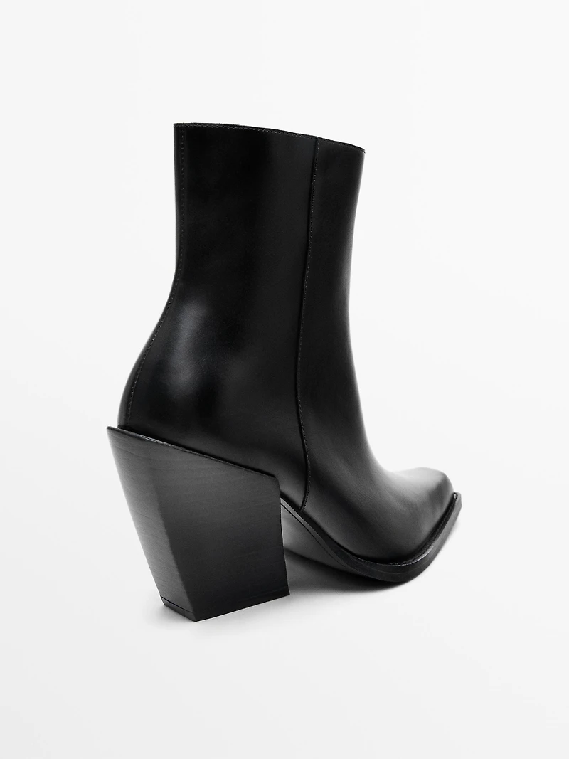 Heeled cowboy boots