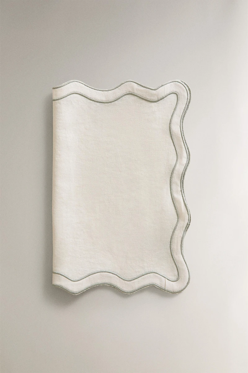 LINEN PLACEMAT WITH WAVY EDGE