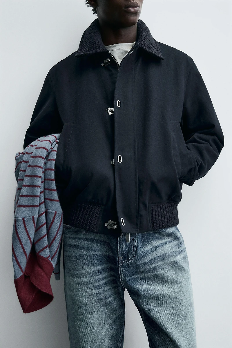 CONTRASTING COLLAR TOGGLE JACKET