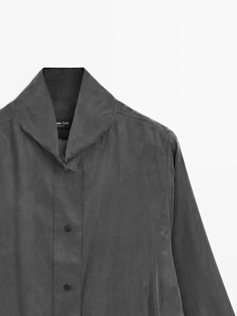 Flowing shirt with snap buttons