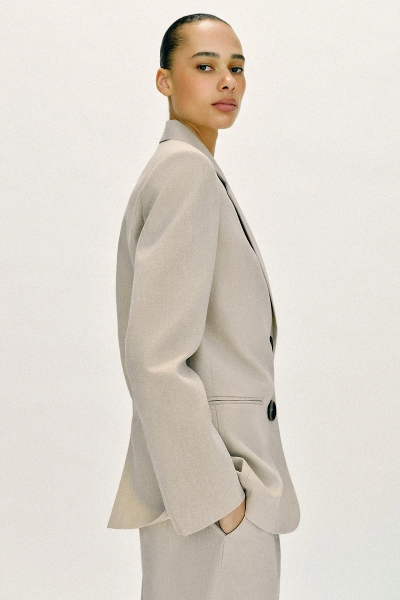STRAIGHT CUT BLAZER WITH SHOULDER PADS AND TWO BUTTONS