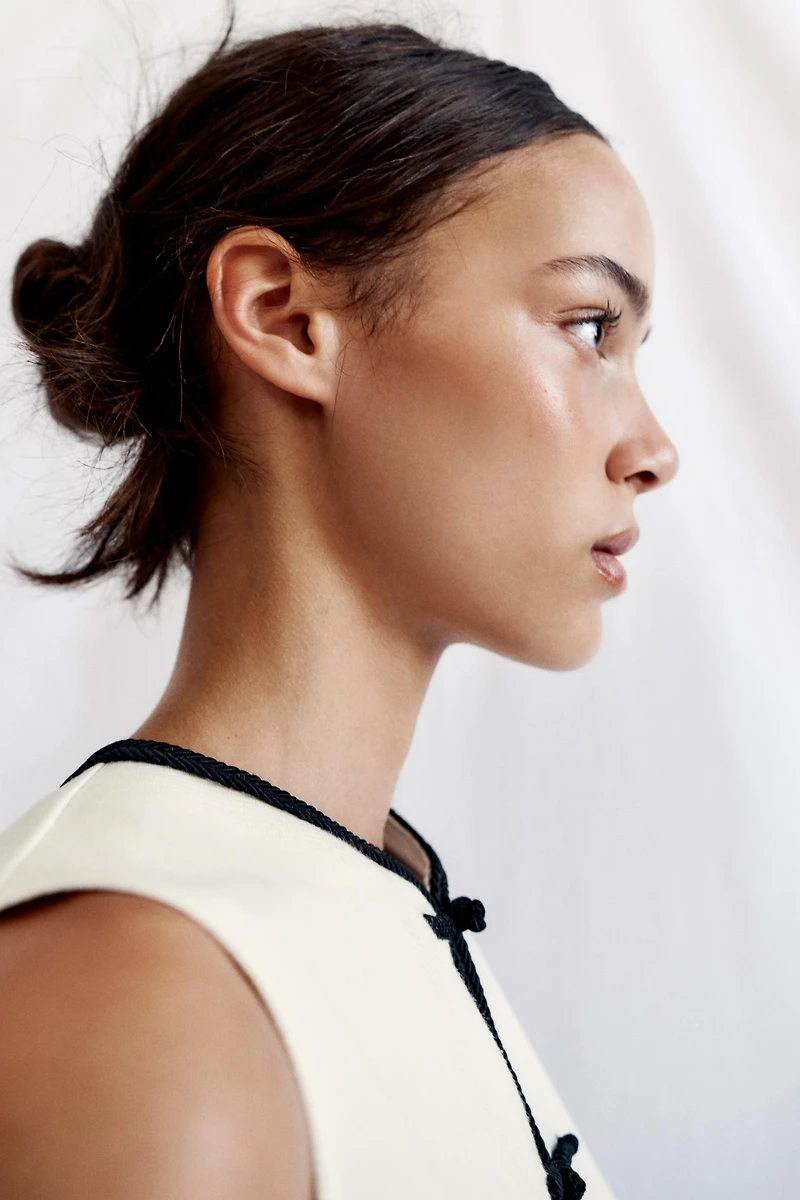 CONTRAST PIPING FROG FASTENING TOP