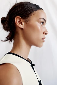 CONTRAST PIPING FROG FASTENING TOP