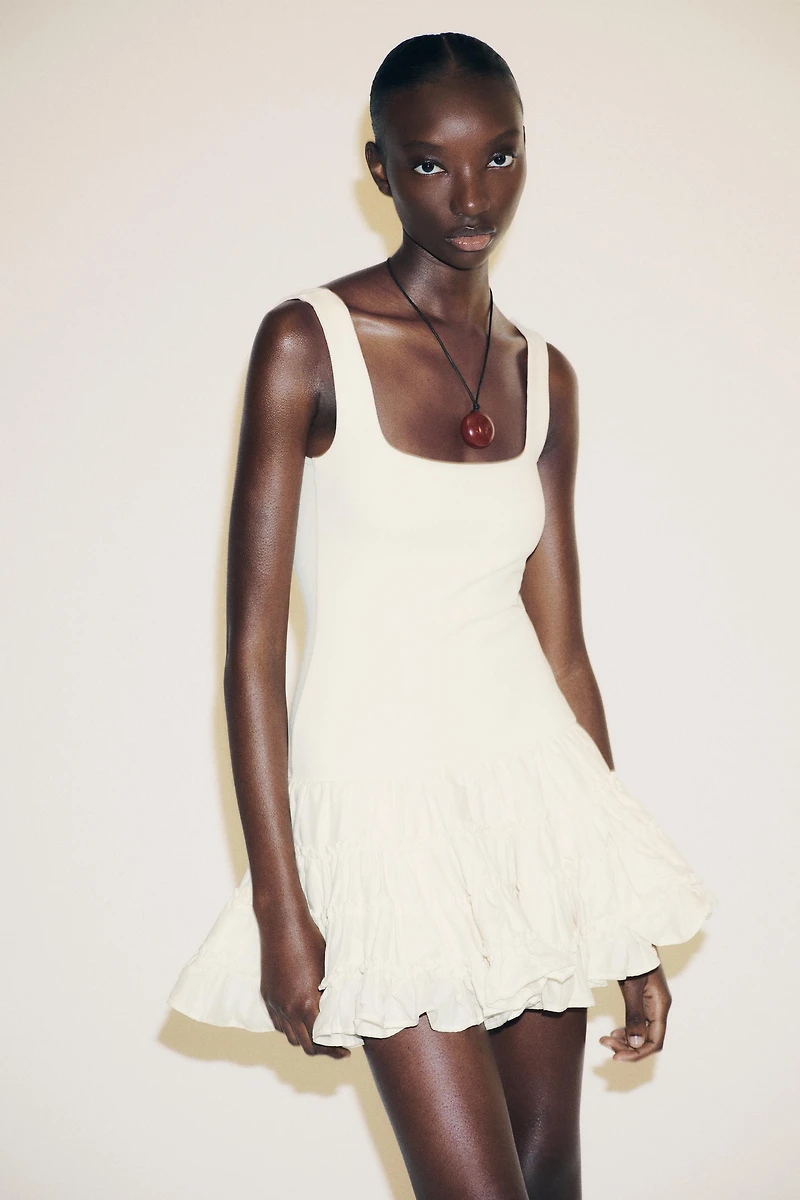 CONTRASTING VOLUMINOUS DRESS