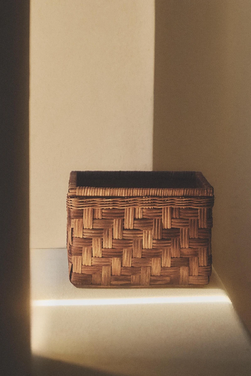 SQUARE WOODEN BASKET