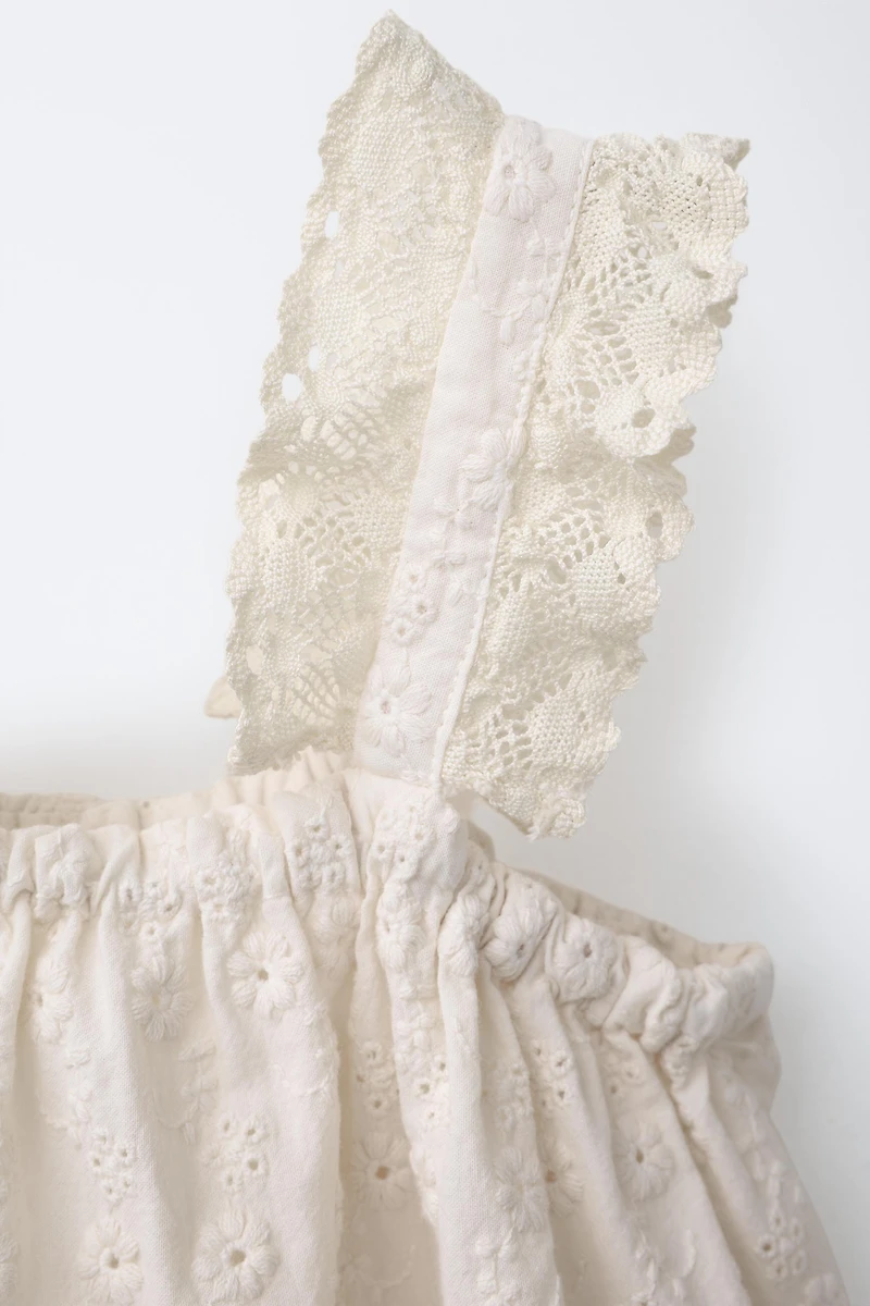 EMBROIDERED TOP