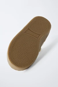 DETAIL SNEAKERS