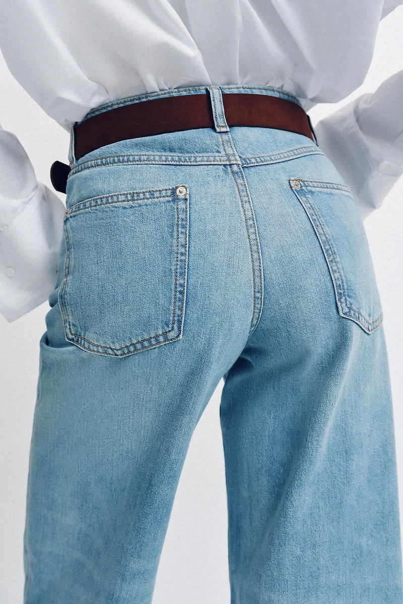 HIGH-WAISTED WIDE LEG CROPPED BELTED JEANS