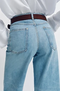 HIGH-WAISTED WIDE LEG CROPPED BELTED JEANS