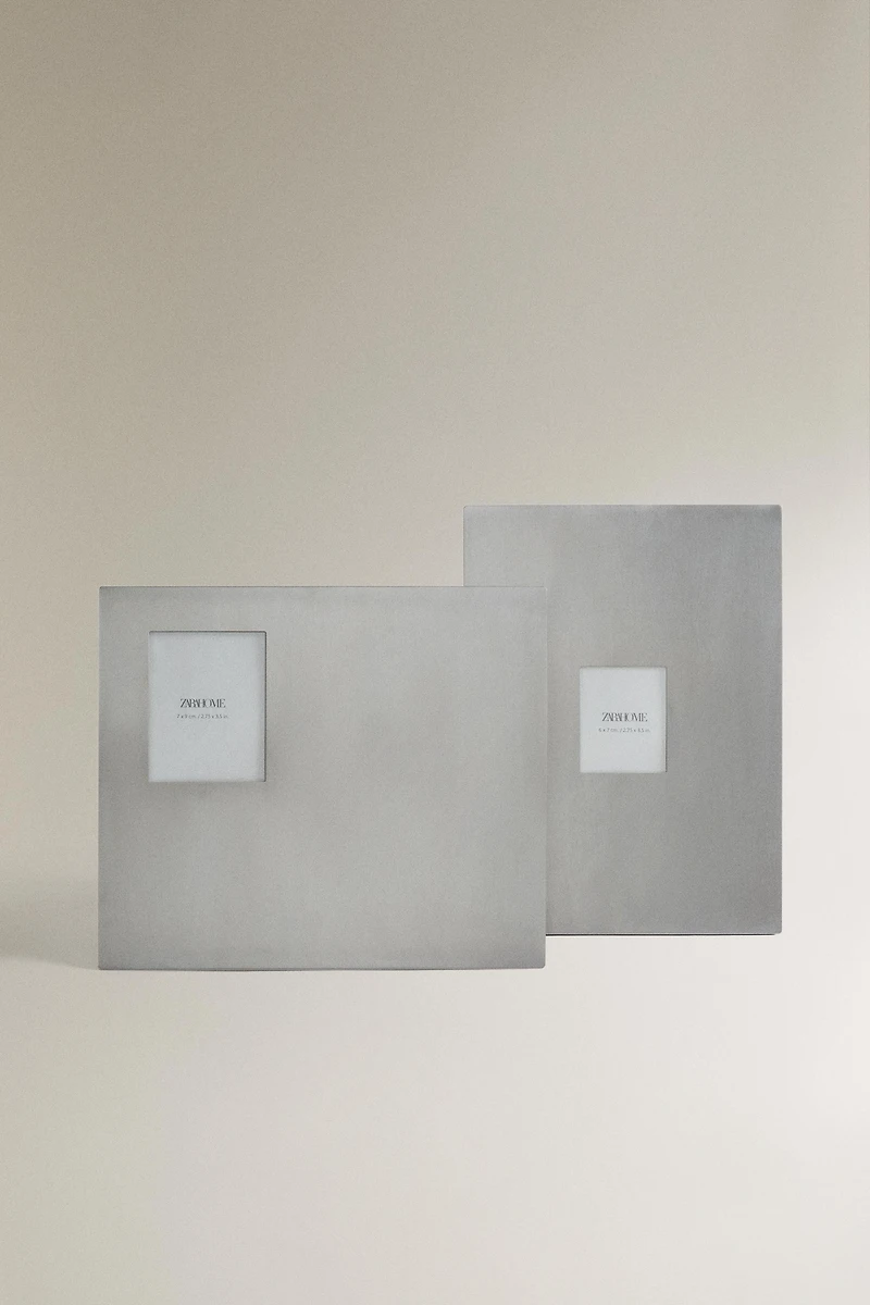 MINIMALIST METAL FRAME