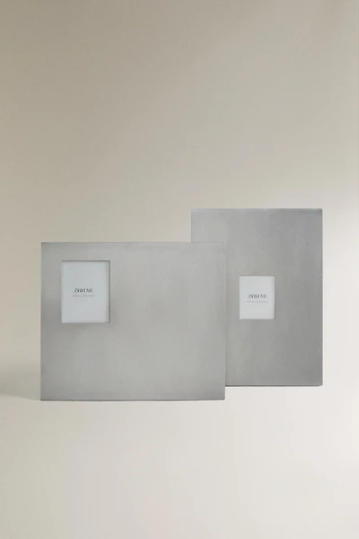 MINIMALIST METAL FRAME