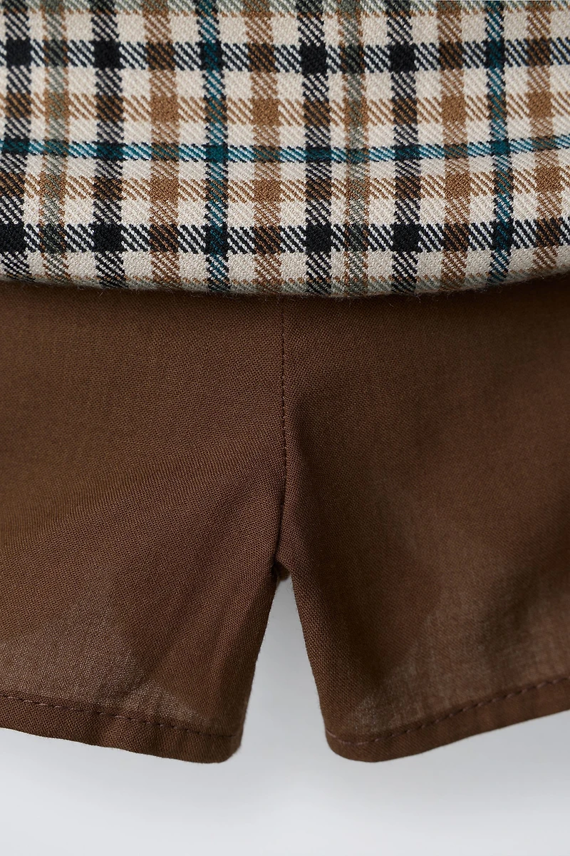 JUPE-SHORT À CARREAUX ET PLIS PLATS
