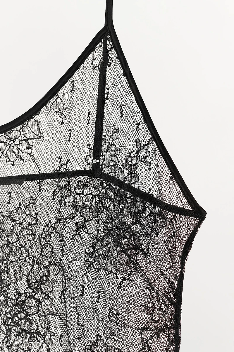 ROBE À BRETELLES EN DENTELLE