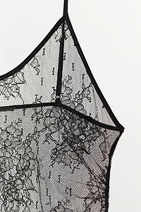 ROBE À BRETELLES EN DENTELLE