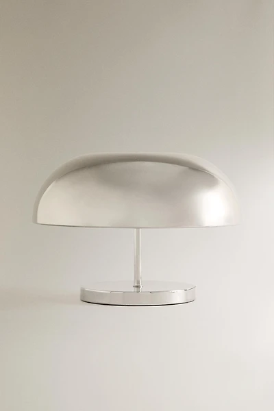 LAMPE DE TABLE EN FER HÉMISPHÉRIQUE