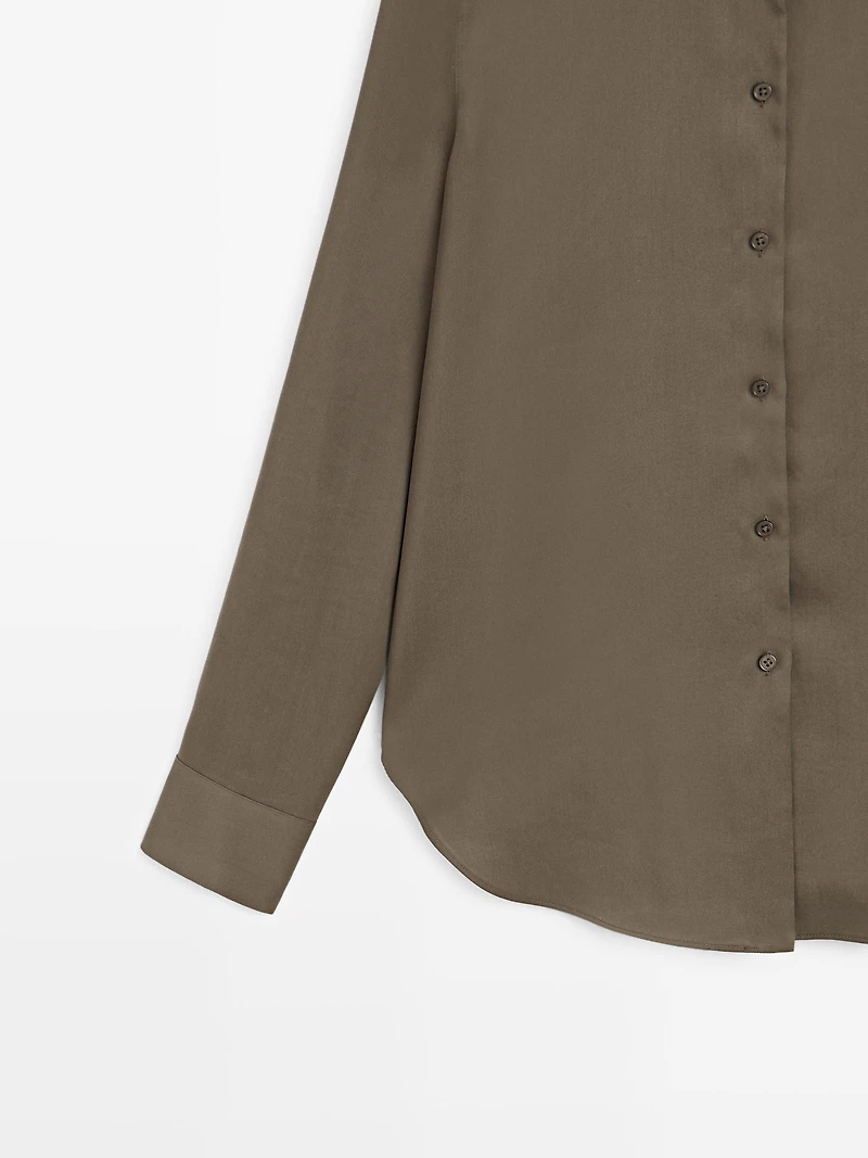 Flowing shirt with collar