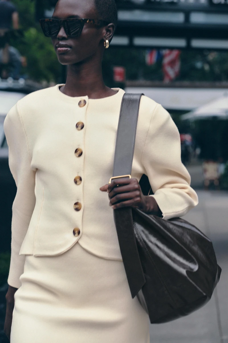 GILET EN MAILLE AJUSTÉ À BOUTONS