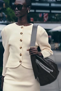 GILET EN MAILLE AJUSTÉ À BOUTONS