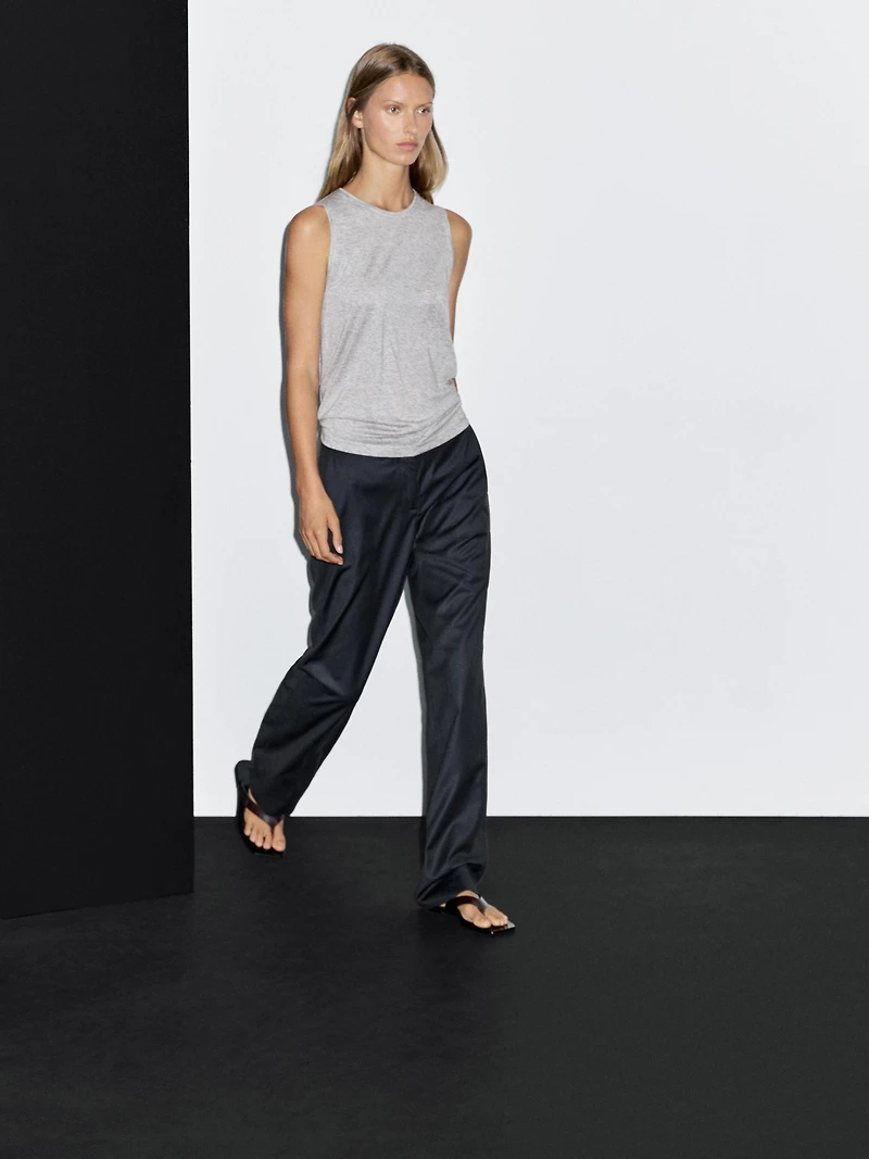 Sleeveless round neck T-shirt