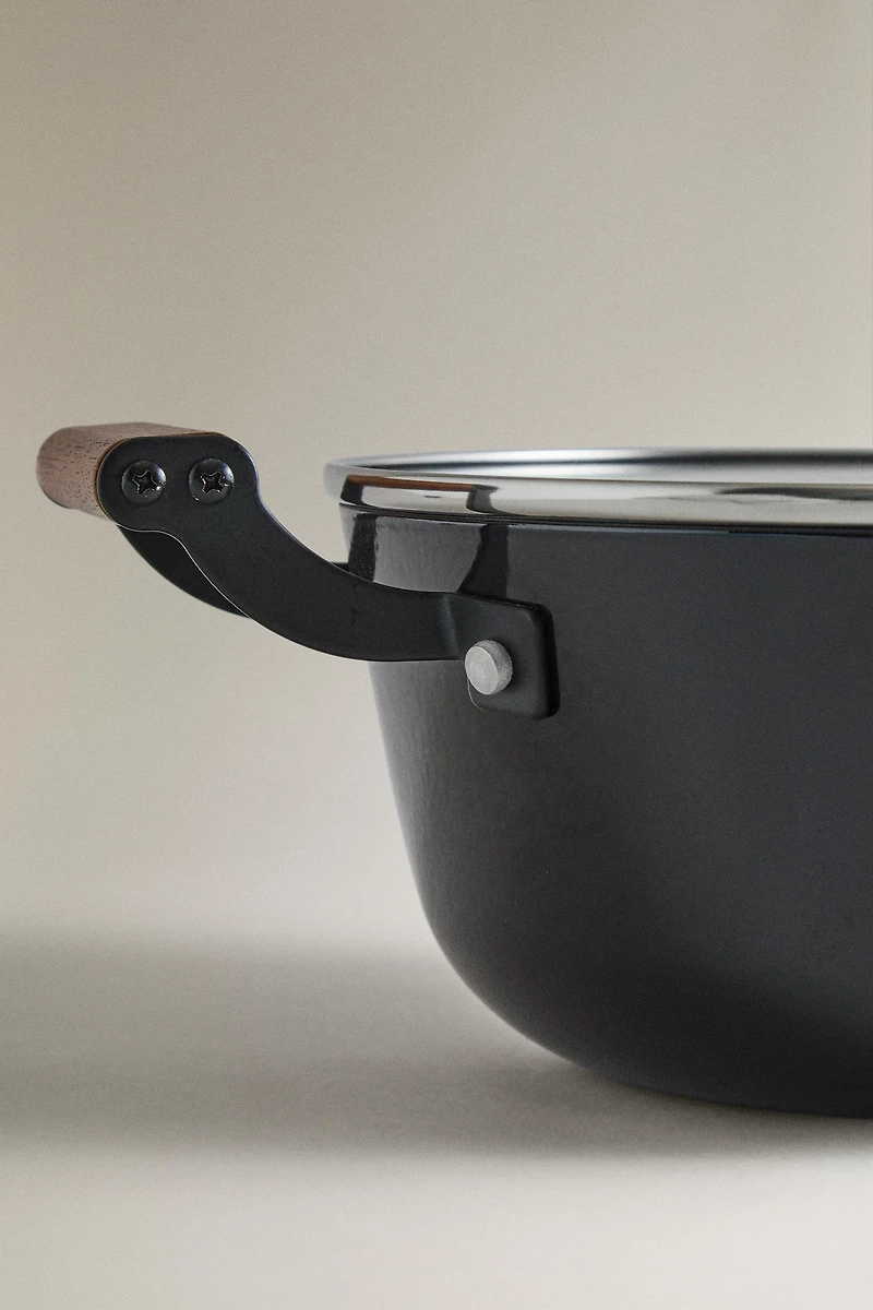 IRON POT WITH LID