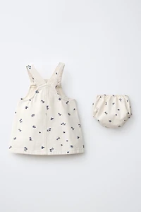 ROBE-SALOPETTE ET CULOTTE EN SERGÉ À FLEURS
