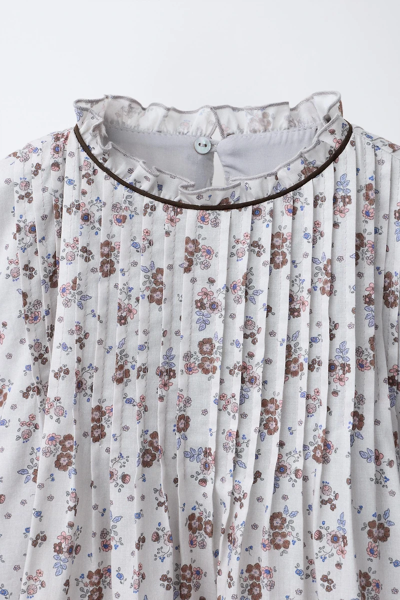 ROBE À PLIS NERVURÉS ET FLEURS