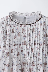 ROBE À PLIS NERVURÉS ET FLEURS