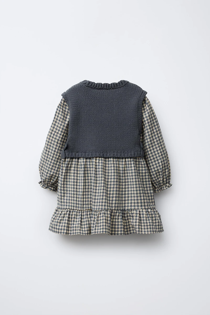 ROBE À CARREAUX AVEC GILET EN MAILLE