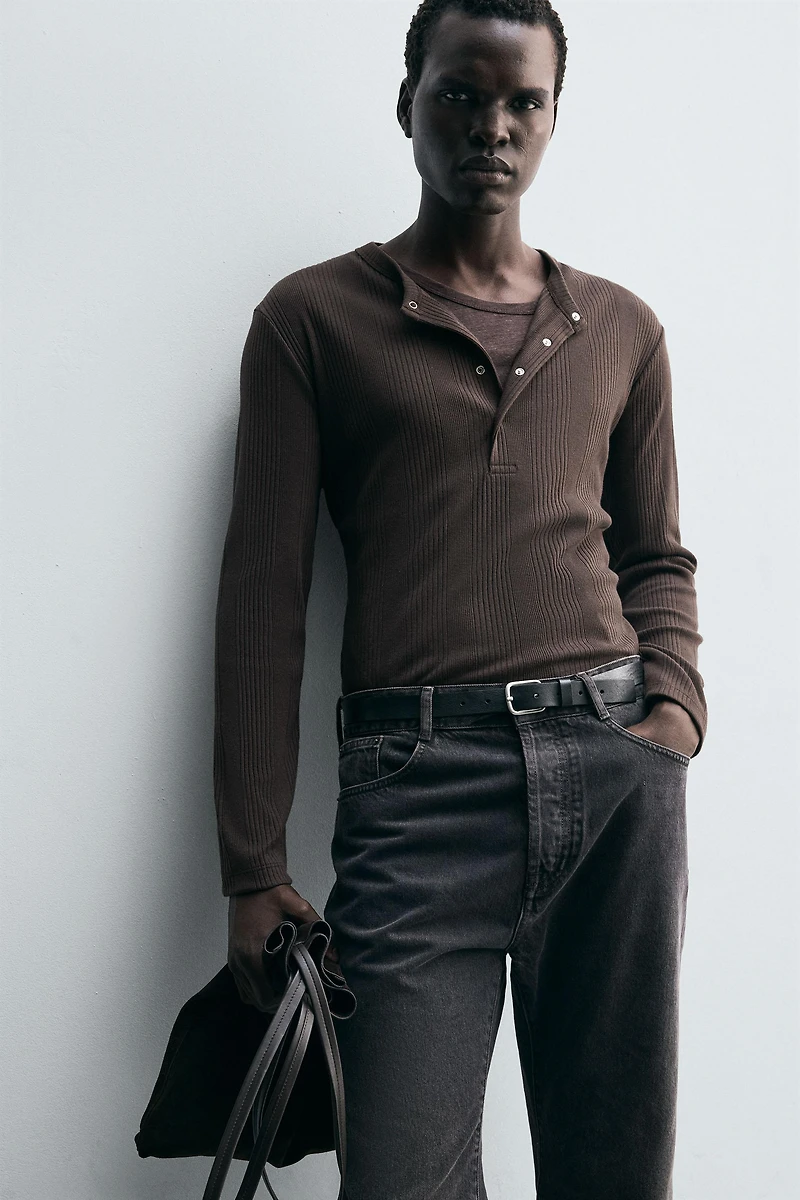 TEXTURED HENLEY COLLAR T-SHIRT