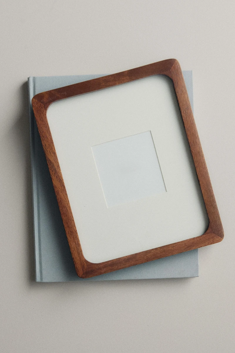 WOODEN PICTURE FRAME
