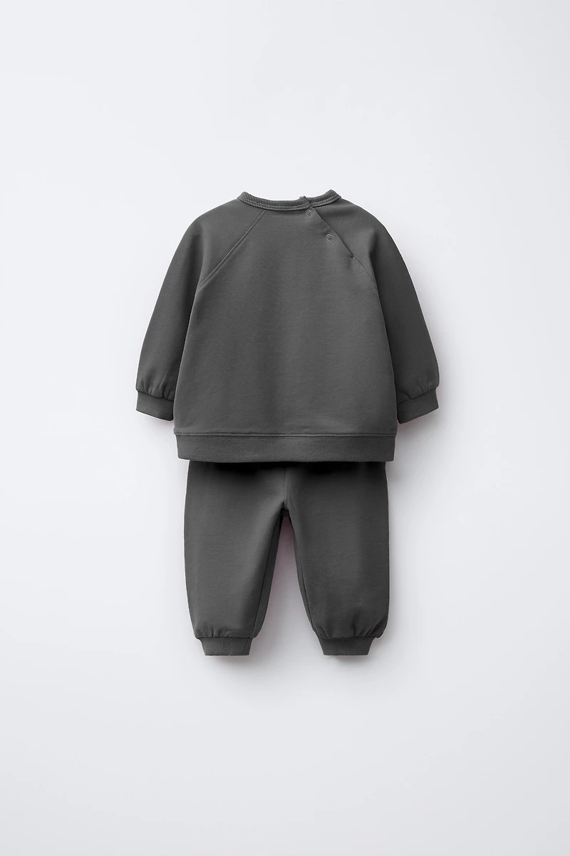 SWEATSHIRT AND JOGGER PANTS SET