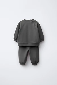 SWEATSHIRT AND JOGGER PANTS SET