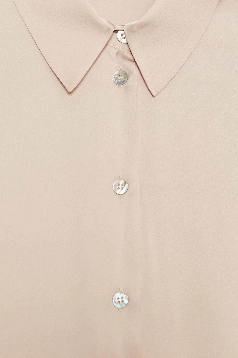 ASYMMETRIC HEM SATIN EFFECT SHIRT