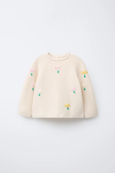 PULL EN MAILLE ET FLEURS BRODÉES