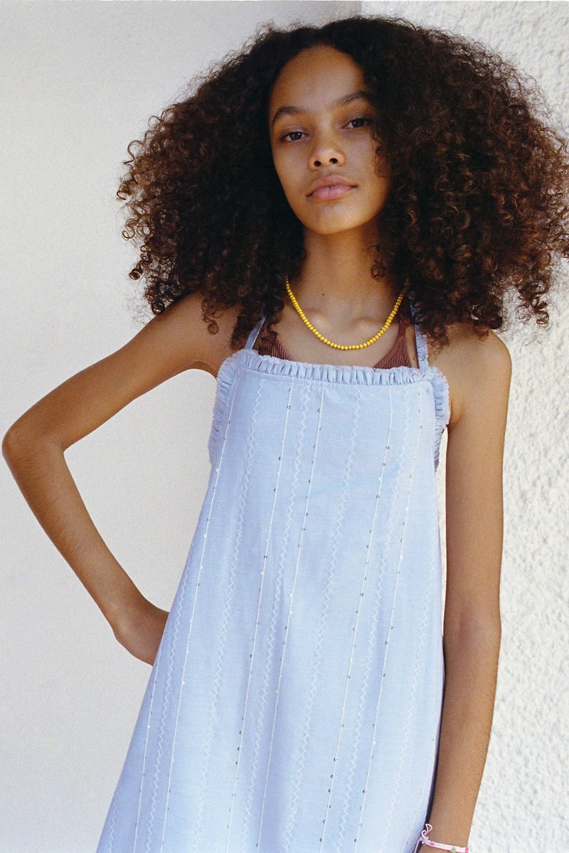 ROBE BRODÉE À PAILLETTES