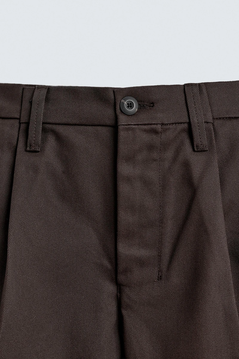 PLEATED CHINO PANTS