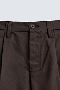 PLEATED CHINO PANTS