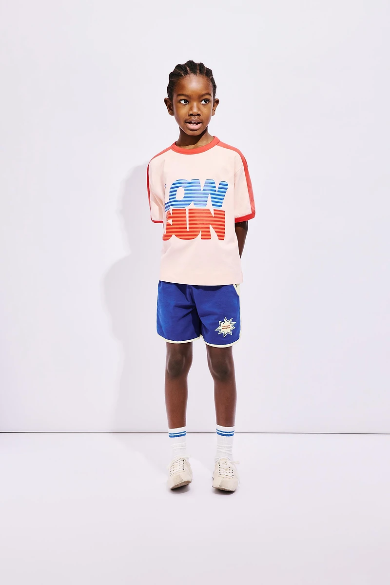 CONTRASTING TRIM TEXT T-SHIRT