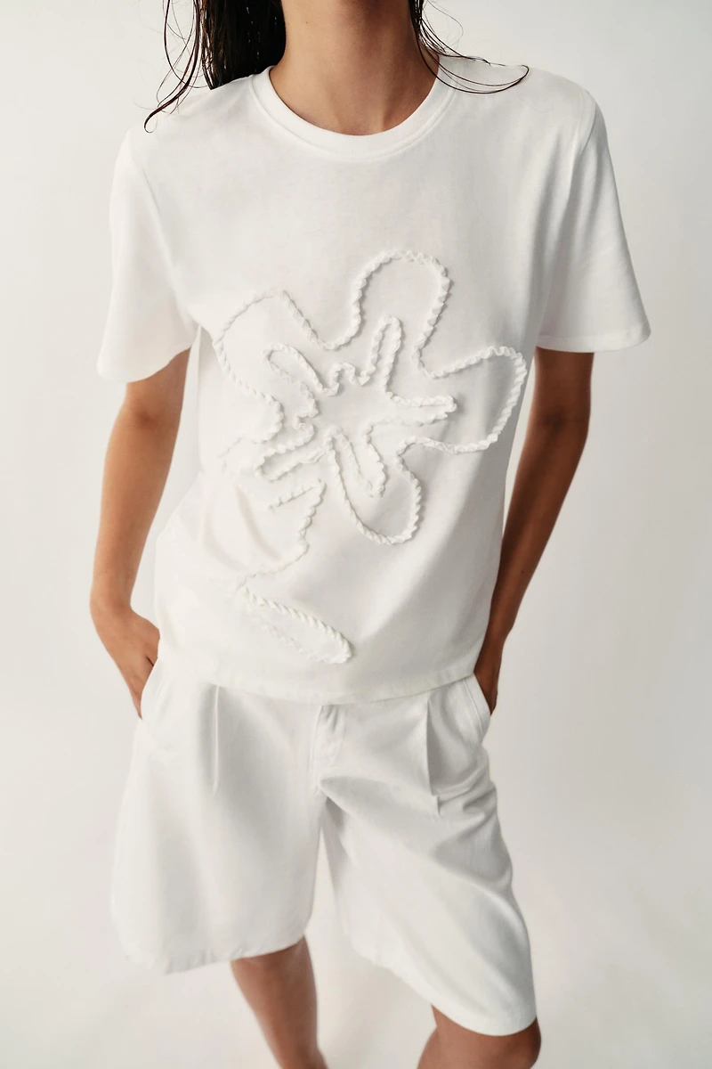 T-SHIRT À FLEUR EN RELIEF