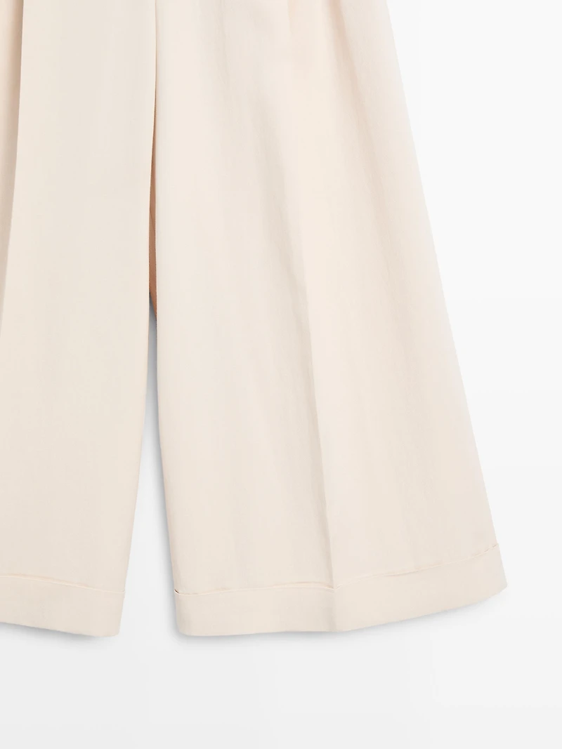 Flowing trousers with turn-up hems