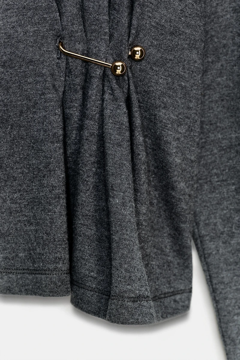 TOP DOUX AVEC DÉCOR MÉTALLIQUE