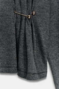 TOP DOUX AVEC DÉCOR MÉTALLIQUE